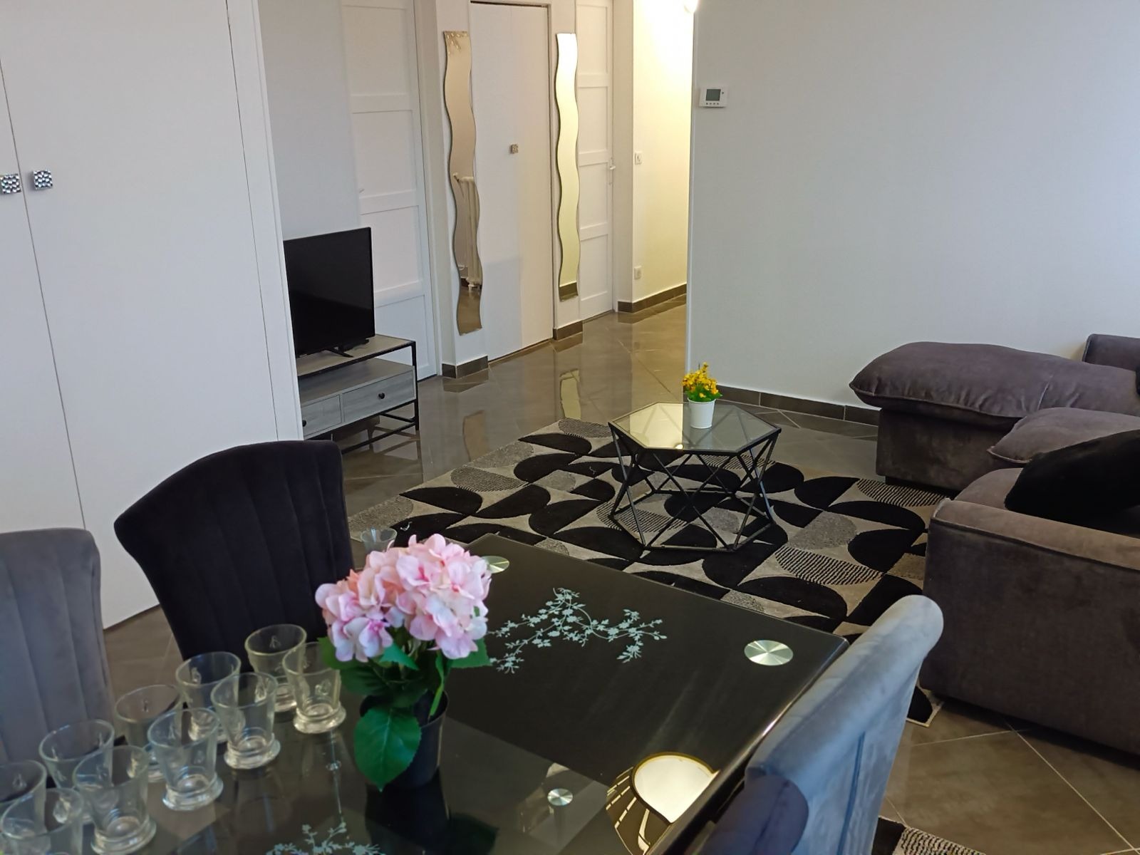 SHARED APARTMENT II ROOM WITH FAMILY II NO CHILDREN